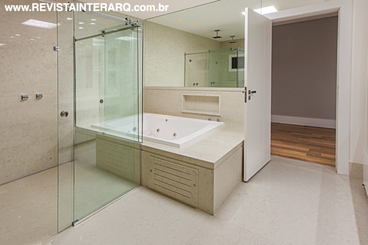 O Spa da Riolax e as duas duchas compõem a sala de banho do casal. Luminotécnica da Dessine e piso em mármore da Marmoraria Alvorada