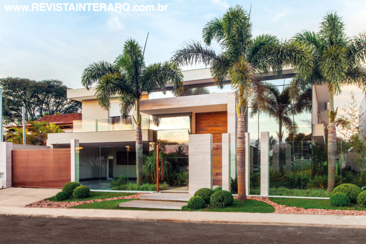 Na fachada, generosas áreas envidraçadas valorizaram os volumes retilíneos em mármore Travertino (Marmoraria Alvorada) e o portão em aço corten. Os limites invisíveis permitiram também a continuidade do projeto de paisagismo com palmeiras e buxinhos (Depieri). A execução da obra ficou a cargo da Metrópolis Engenharia e da Reveste Engenharia
