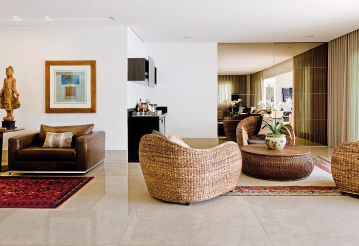 A arquitetura deste projeto privilegia os ambientes de convivência e lazer, além da decoração com texturas naturais e acabamentos nobres - Revista InterArq | Arquitetura, Decoração, Design, Paisagismo e Lifestyle