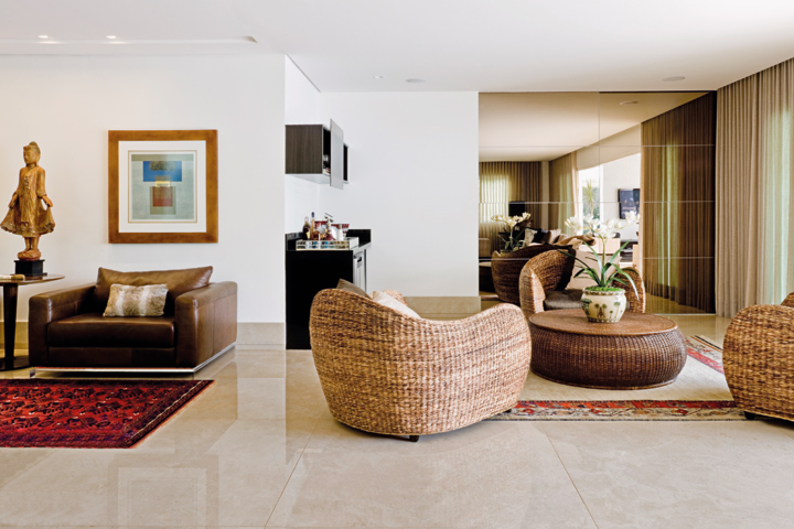 A arquitetura deste projeto privilegia os ambientes de convivência e lazer, além da decoração com texturas naturais e acabamentos nobres - Revista InterArq | Arquitetura, Decoração, Design, Paisagismo e Lifestyle