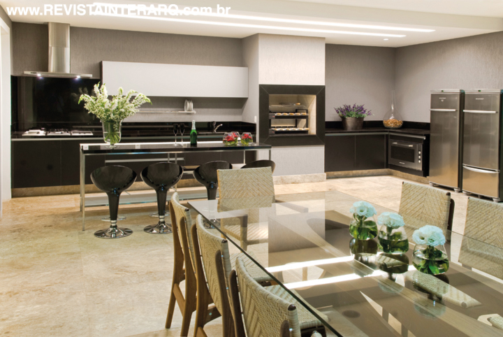O completo espaço gourmet incentiva o convívio da família com a integração da área da churrasqueira com a mesa de almoço