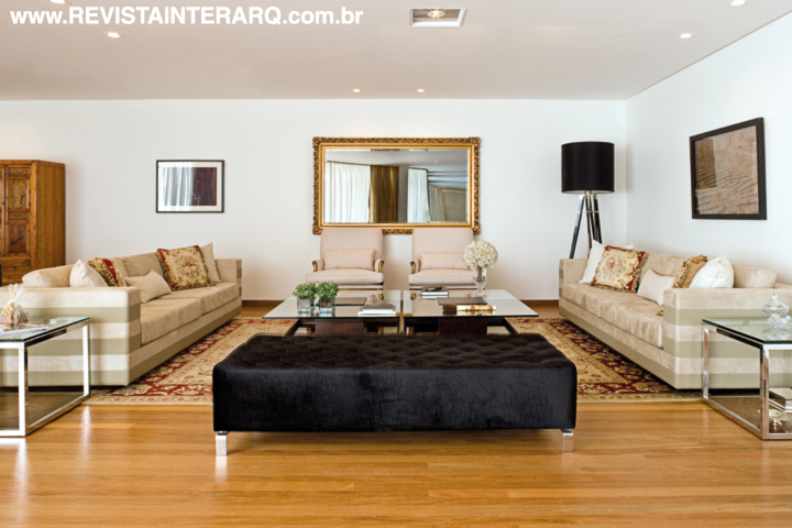 No social, a modernidade da arquitetura, aliada aos móveis clássicos da decoração, imprimiu um ar sofisticado