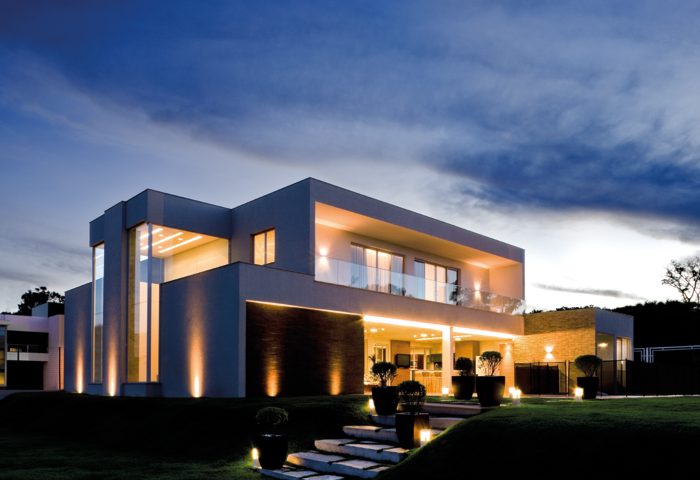 Imponente, esta casa localizada em um terreno de 2500 m² apresenta quatro fachadas diferenciadas por varandas e volumes - Revista InterArq | Arquitetura, Decoração, Design, Paisagismo e Lifestyle