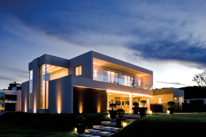 Imponente, esta casa localizada em um terreno de 2500 m² apresenta quatro fachadas diferenciadas por varandas e volumes - Revista InterArq | Arquitetura, Decoração, Design, Paisagismo e Lifestyle