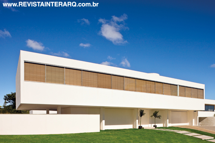 Completamente aberto para a área de lazer e área verde (Depieri Paisagismo), o pavimento térreo da casa recebeu a entrada principal, garagem, serviço, social e lazer, enquanto o andar superior ficou restrito à ala íntima. Um grande terraço permite a vista de um dos cartões postais da cidade: a Ponte JK