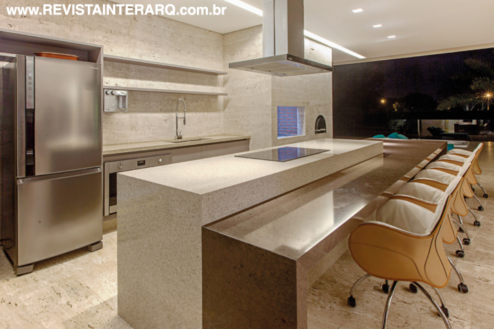 O gourmet foi revestido com mármore Travertino no piso e granito Silestone Yvory Coast na bancada para garantir beleza (tudo da Multipedras Mármores e Granitos), durabilidade e facilidade de manutenção. Coifa da Elettromec. A obra foi executada pela Metrópolis Engenharia e pela Reveste Engenharia