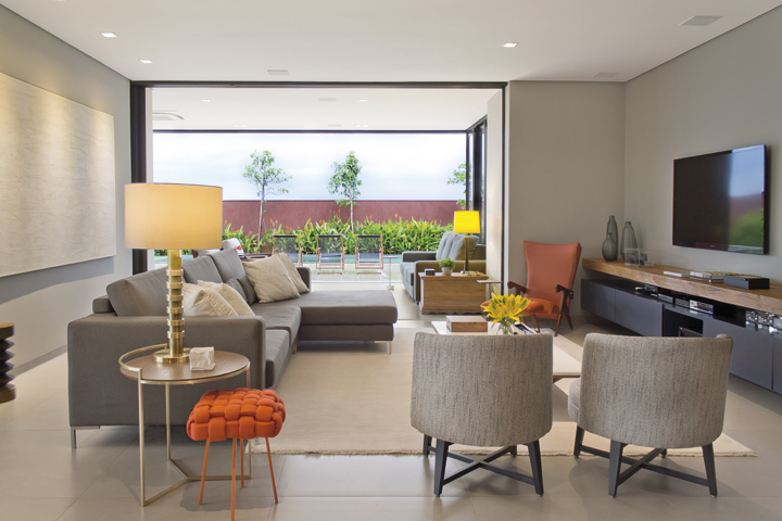O estar decorado com estofados de linhas retas e peças de design