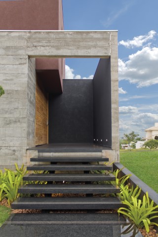 A perfeita acomodação dos volumes ao terreno define os três níveis da residência