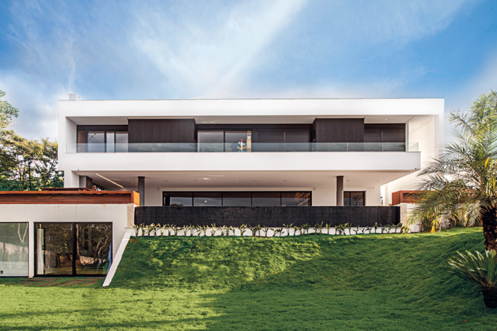 Modernista, este projeto privilegia à área externa com pavimentos delimitados pela transparência do vidro - Revista InterArq | Arquitetura, Decoração, Design, Paisagismo e Lifestyle