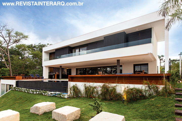 A piscina foi revestida com pastilhas da Dom Gabriel. A obra foi executada pela Parkway Construtora