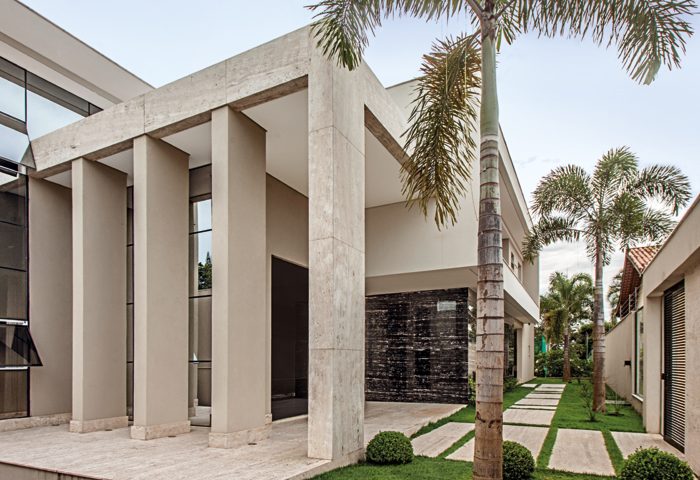 Projetada para receber, esta residência conta com uma área social de grandes medidas e um design de interiores sofisticado - Revista InterArq | Arquitetura, Decoração, Design, Paisagismo e Lifestyle
