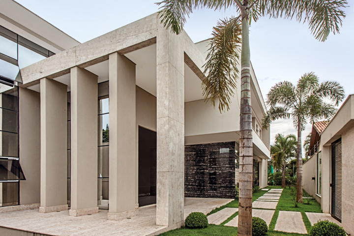 Projetada para receber, esta residência conta com uma área social de grandes medidas e um design de interiores sofisticado - Revista InterArq | Arquitetura, Decoração, Design, Paisagismo e Lifestyle