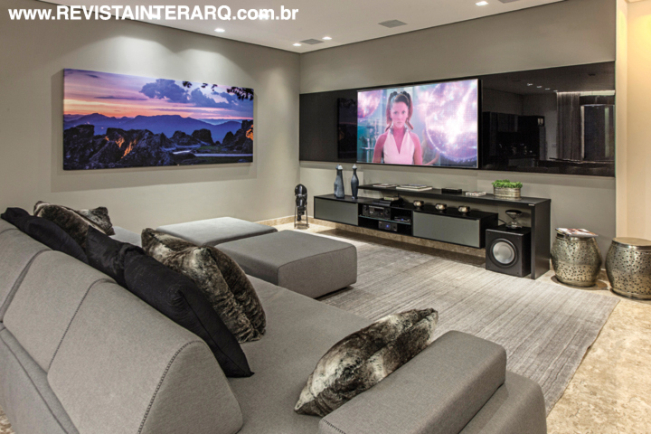 A paleta cinza predomina no home theater. Os equipamentos de última geração e a automação são da MP Áudio