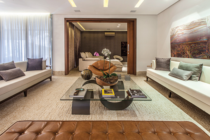 O terreno sinuoso foi a inspiração para a criação de uma arquitetura com silhueta recortada e nivelada por muros de arrimo - Revista InterArq | Arquitetura, Decoração, Design, Paisagismo e Lifestyle