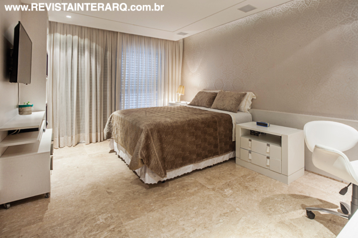 As suítes foram personalizadas com papéis de parede, cortinas e enxovais suaves (tudo Zuhause Dekor) e mobiliário sob medida, com cores neutras, para os pais