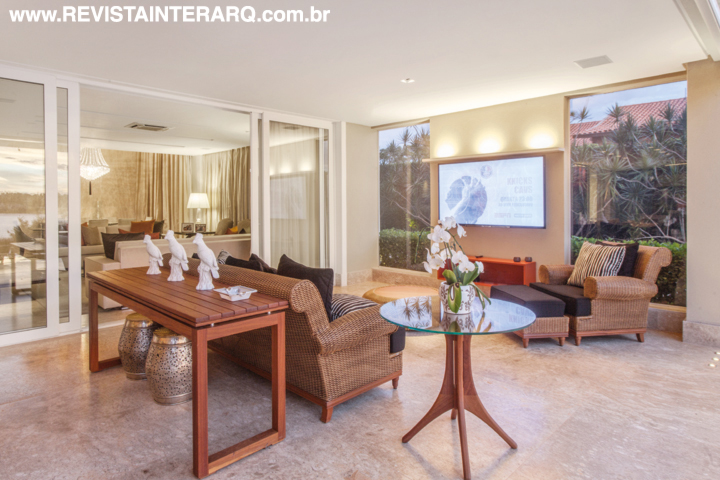 Portas de correr com vidros da Vitral. O sistema de segurança da casa foi feito pela Forsat