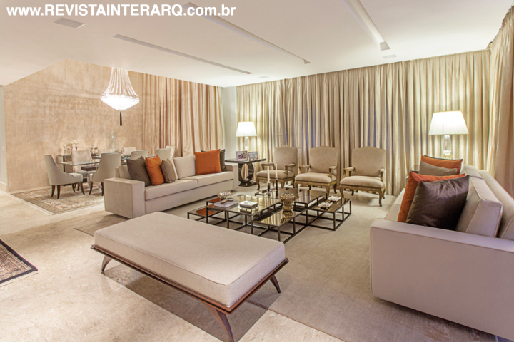 Cortinas em seda, papéis de parede (tudo Zuhause Dekor), parede em mármore Travertino Romano (Marmoraria Alvorada)