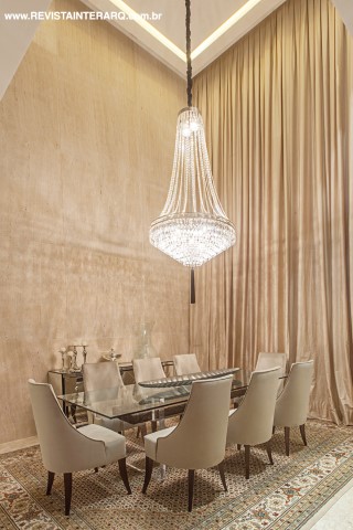 A atmosfera clássica ficou por conta do lustre de cristal e do tapete do jantar