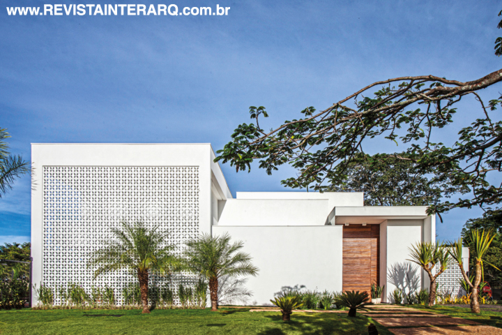 A parede de cobogós (Dom Gabriel) da fachada protege os espaços internos da incidência direta do Sol