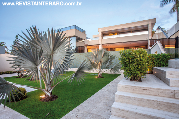 Detalhe da sintonia entre arquitetura e paisagismo (Depieri)