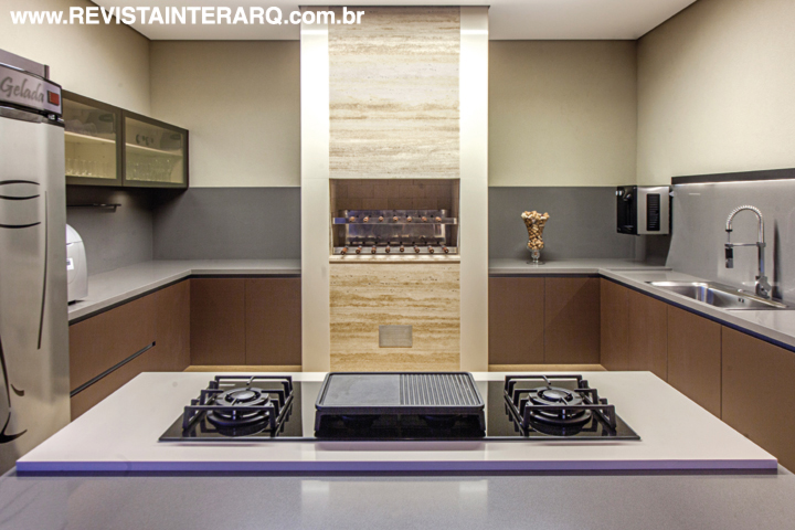 A área gourmet com bancada em Dekton (Marmoraria Alvorada) e armários planejados com portas da Cinex (Abito). Churrasqueira da Elettromec