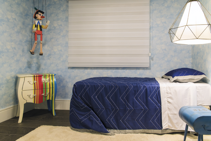 Para os hóspedes, o quarto recebeu papel com estampa relaxante em azul celeste