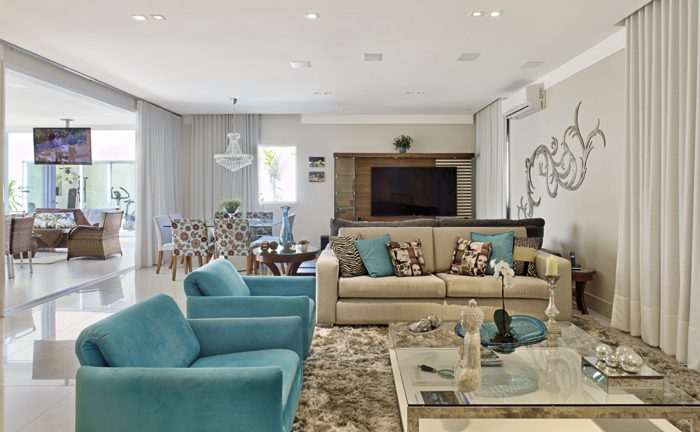 Com foco na praticidade e na integração de ambientes sociais, este projeto de Luciana Ogawan possui acabamentos e opções modernas e elegantes - Revista InterArq | Arquitetura, Decoração, Design, Paisagismo e Lifestyle