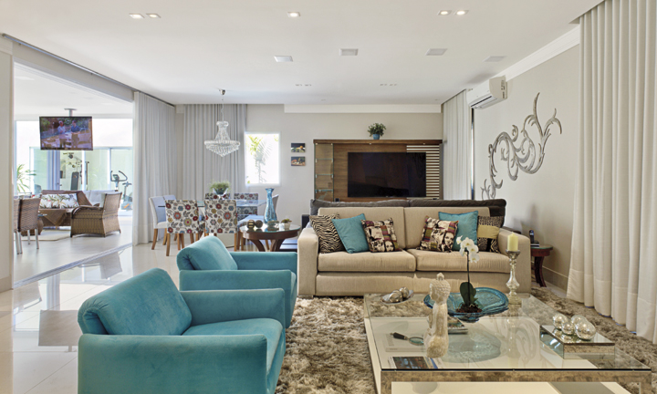Com foco na praticidade e na integração de ambientes sociais, este projeto de Luciana Ogawan possui acabamentos e opções modernas e elegantes - Revista InterArq | Arquitetura, Decoração, Design, Paisagismo e Lifestyle