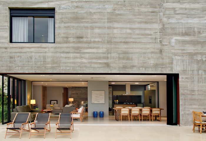 Este projeto feito pelo escritório RBTO Arquitetos conta com uma arquitetura de linhas puras e concreto aparente - Revista InterArq | Arquitetura, Decoração, Design, Paisagismo e Lifestyle