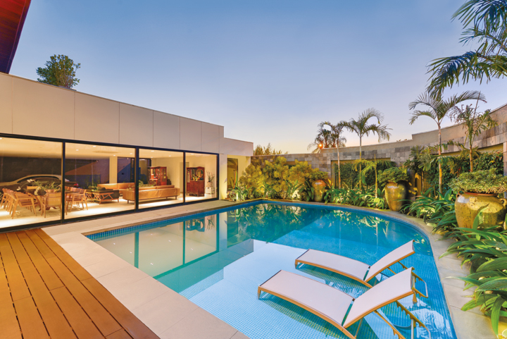 Neste projeto de revitalização, o foco foi a área de lazer - Revista InterArq | Arquitetura, Decoração, Design, Paisagismo e Lifestyle
