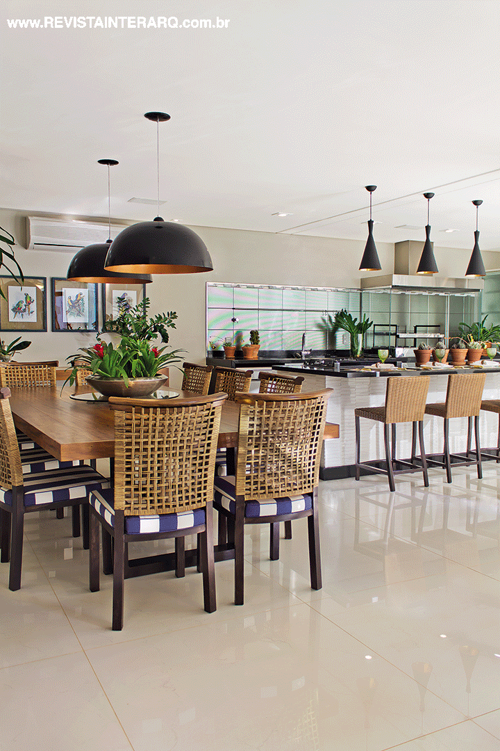 A varanda gourmet acomoda família e os amigos com conforto e descontração