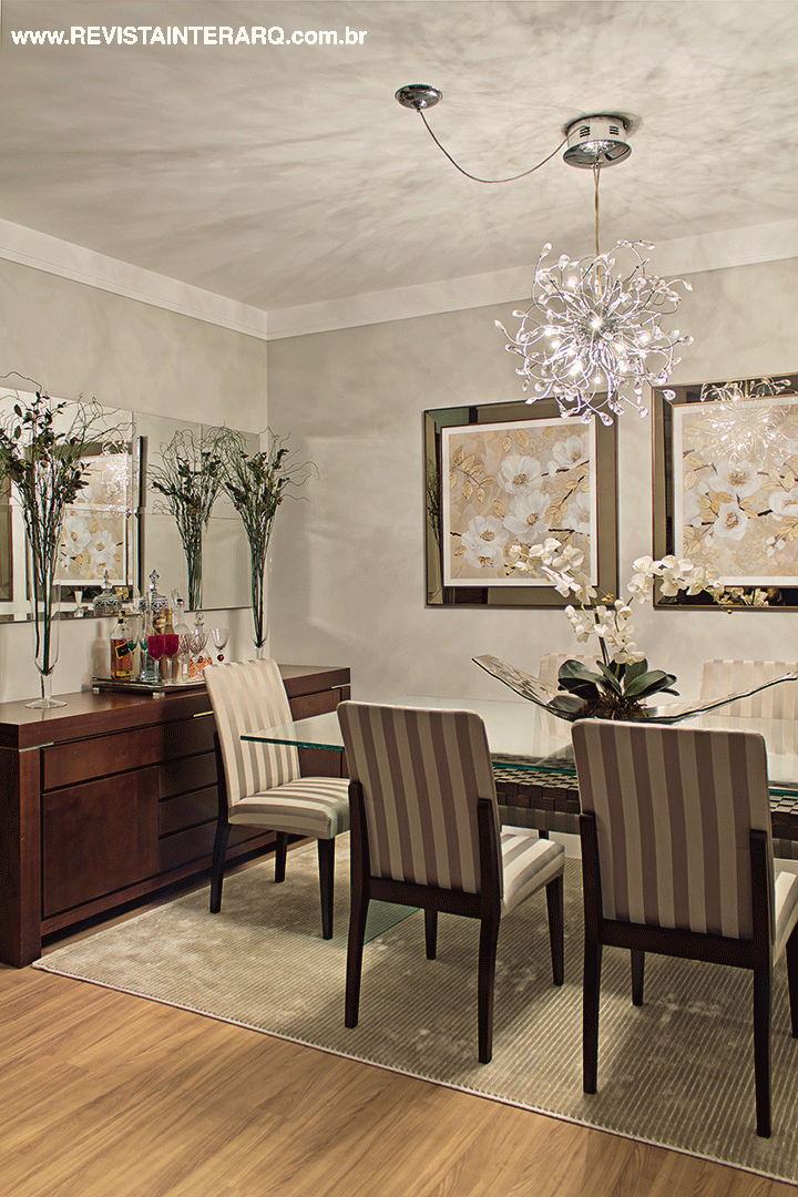 Na área do jantar, objetos de decoração da Vera Orsi