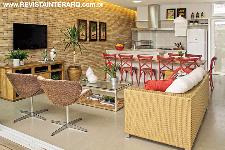 A parede de tijolos aparentes e as cadeiras Thonet vermelhas (Decorativa) emprestaram descontração ao espaço gourmet. Para arrematar, móveis de fibras sintéticas e madeira maciça (Artenal). Coifa e churrasqueira da Refrigeração Araçatuba