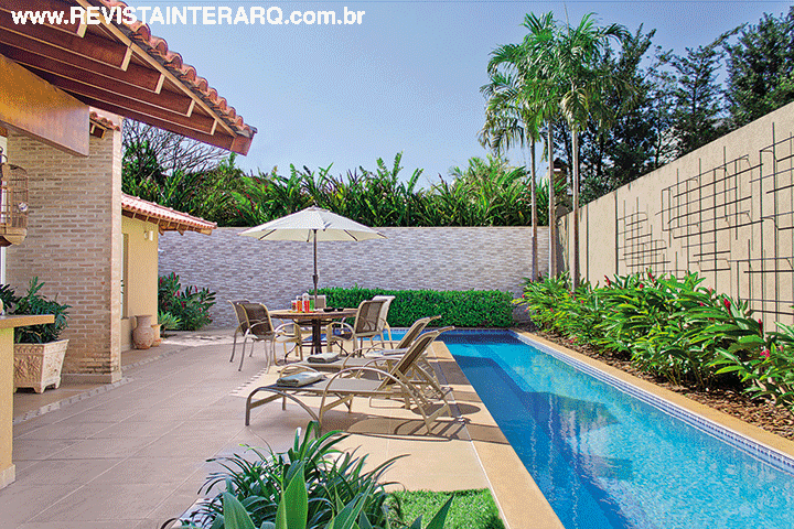 Desenhada em forma de raia e revestida com pastilhas. Banquetas, chaises e mesa em fibras sintéticas da Copav. A pintura é da São Geraldo Tintas. O projeto de arquitetura inicial é de Solange Cálio