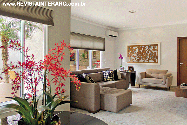 O sofá em linho marrom com chaise e a poltrona cru (Decorativa) oferecem conforto e beleza. O tapete é da Artenal e persianas da Griffe A