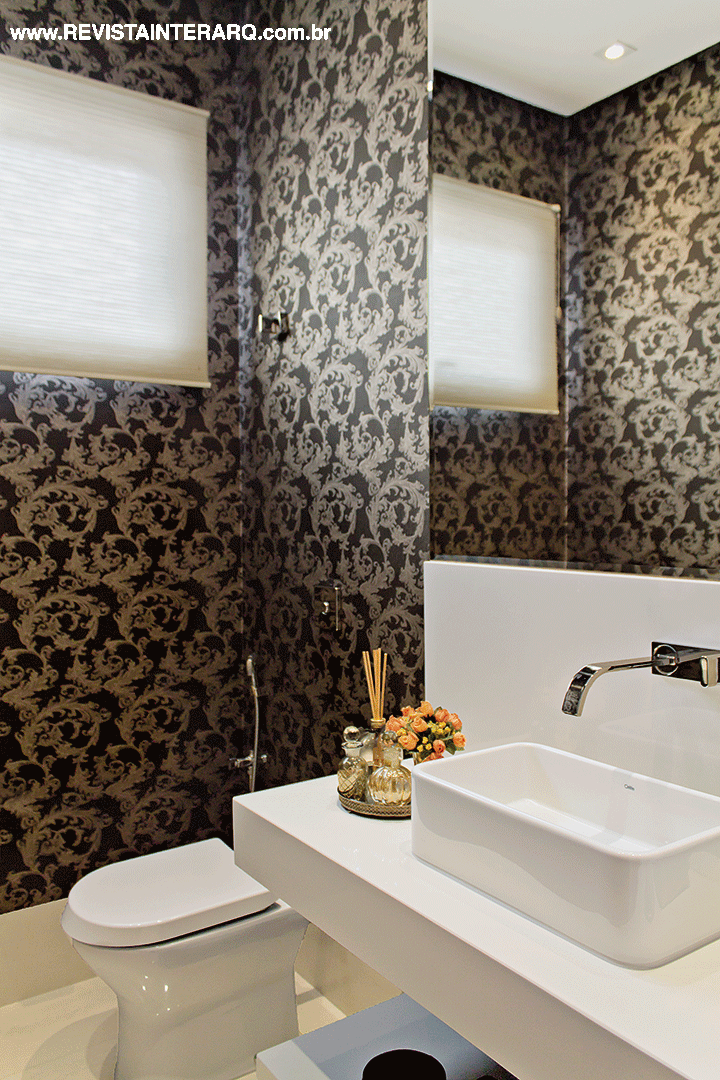 Detalhe do lavabo, com papel de parede da Griffe A.