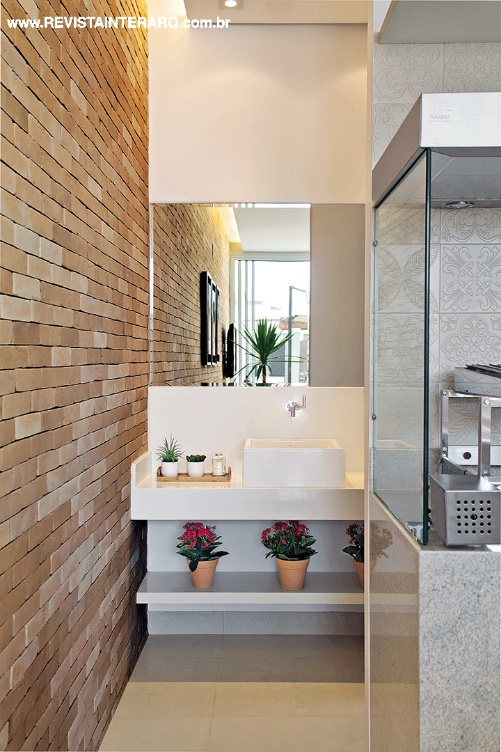 Detalhe da entrada do lavabo externo, com louça e metal da Casa dos Construtores