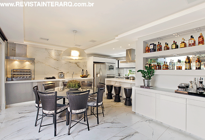 Com uma mistura de elementos clássicos e contemporâneos, este projeto de revitalização contou com a troca de todos os acabamentos para garantir funcionalidade ao dia a dia - Revista InterArq | Arquitetura, Decoração, Design, Paisagismo e Lifestyle