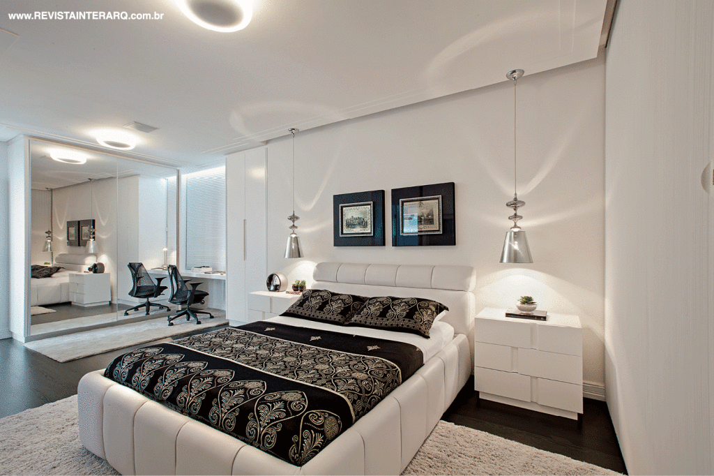 O piso em laminado de madeira ebanizada (Ornamentare) forma a base aconchegante para a suíte toda branca, com cama em couro (Tapeçaria Micelli) e criado-mudo em laca. A leveza é acentuada pelos armários com espelhos (Vidraçaria Rio Preto) e pelos delicados pendentes