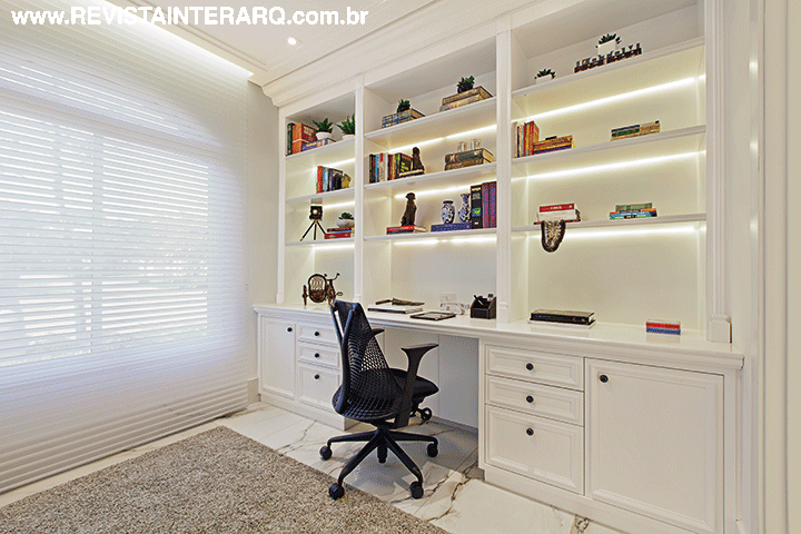 No office, a estante sob medida em laca amplia o espaço para organização. Cadeiras Herman Miller da Perfil Office, tapetes Avanti (Decorativa) e persianas Hunter Douglas, da Griffe A