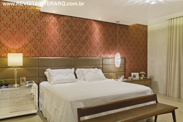 A sofisticação da suíte com papel de parede adamascado (Artenal), criados espelhados (Movelaria Polidoro) e banco de madeira com design contemporâneo. O enxoval é da MMartan e a cabeceira estofada, da Tapeçaria Micelli