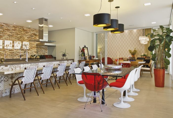 Para renovar o layout desta residência, as profissionais mudaram algumas paredes de lugar para privilegiar a circulação e a unidade visual - Revista InterArq | Arquitetura, Decoração, Design, Paisagismo e Lifestyle