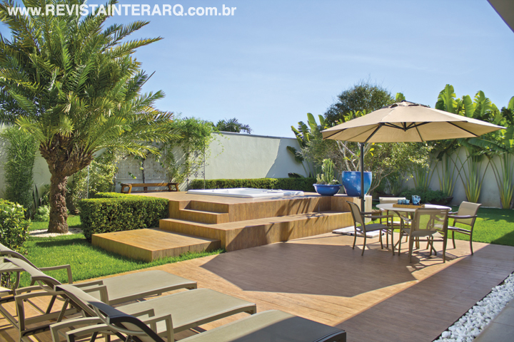 O jardim e o piso em porcelanato amadeirado da Portobello Shop envolvem o Spa. Chaises e ombrelone da Copav
