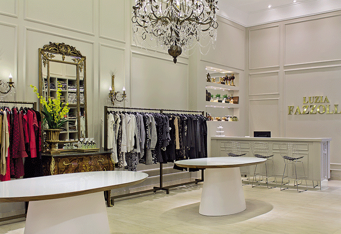 Com visual sofisticado, este projeto foi inspirado por boutiques de luxo de grandes shoppings com uso de boiseries e móveis com design ousado - Revista InterArq | Arquitetura, Decoração, Design, Paisagismo e Lifestyle