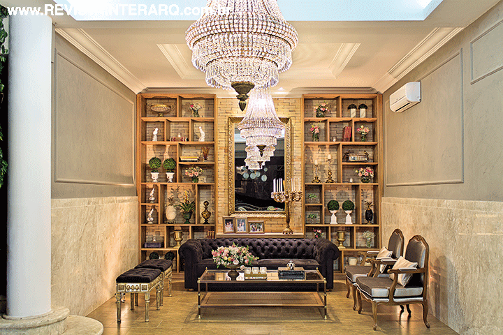 O lounge ficou agradável e receptivo com a parede de tijolos aparentes ressaltando a marcenaria e as poltronas clássicas (tudo da Artenal). Sofá da Tapeçaria Micelli. O piso é em porcelanato amadeirado da Casa dos Construtores e o forro em gesso é do Gesso Ideal
