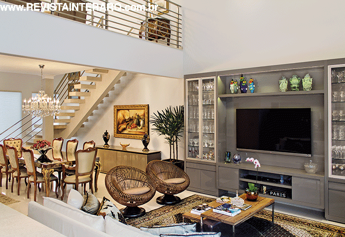 Para receber os amigos com privacidade, as profissionais criaram um pequeno estar, além de papéis de parede elegantes e mobília contemporâena - Revista InterArq | Arquitetura, Decoração, Design, Paisagismo e Lifestyle