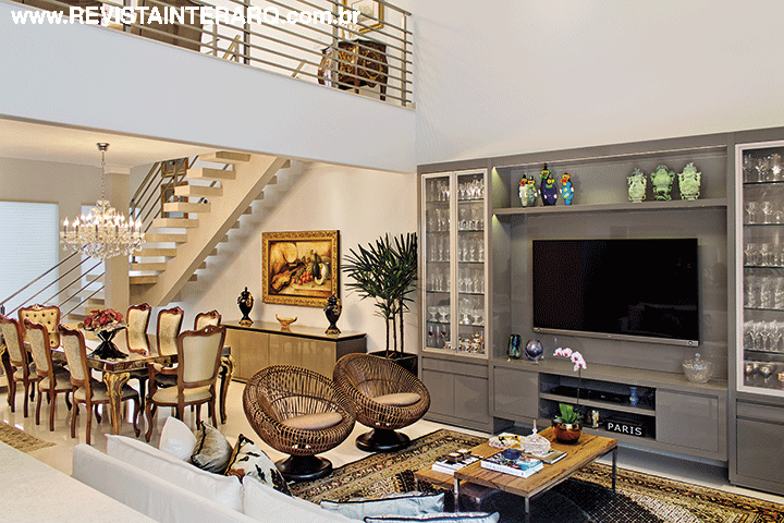 O móvel da TV desenhado pelas profissionais funciona também como cristaleira. Mesas de madeira e poltronas de fibra da Perfil Casa. Mais clássica, a sala de jantar combina lustre de cristal (NR Iluminação) com mesa e cadeiras da Decorativa. Objetos da Krieê Decorações