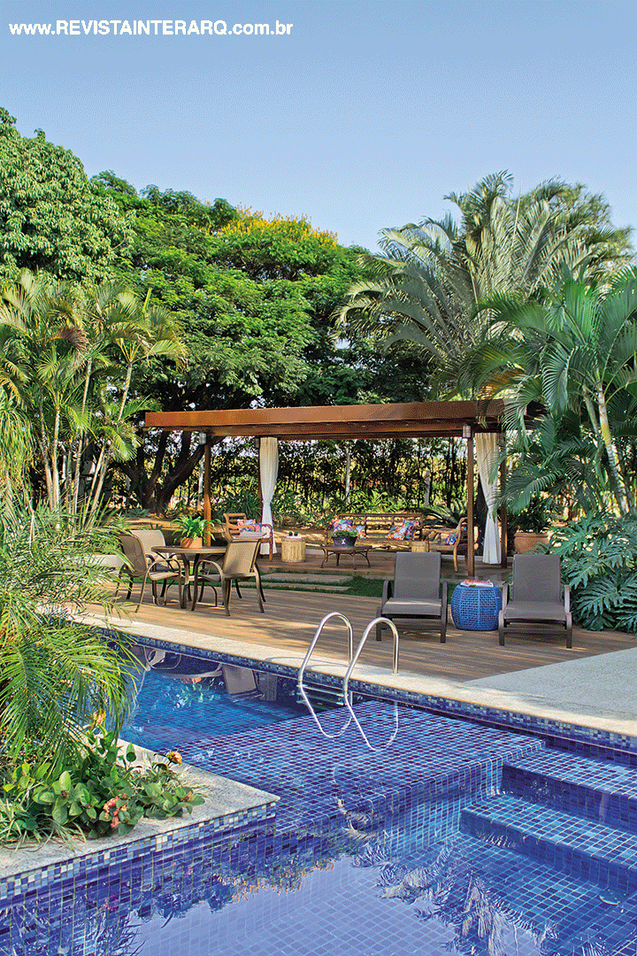 No lugar da piscina de fibra, as profissionais desenharam uma nova, revestida com miscelânea de pastilhas, acompanhada por um deck de porcelanato amadeirado (revestimentos da Casa dos Construtores) e uma pérgola em ferro pintado, ambientados com móveis resistentes às intempéries (Copav). O paisagismo é do Escritório de Arte Regina Cheida.
