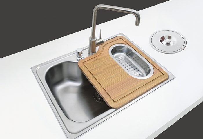 A Tramontina lança novas cubas de sobrepor da Tramontina, Marea 2.5C 34 é fabricada em aço inox 304 e com acabamento acetinado e pode ser acompanhada por acessórios como tábua de madeira para corte de alimentos, dosador de sabão, entre outros.