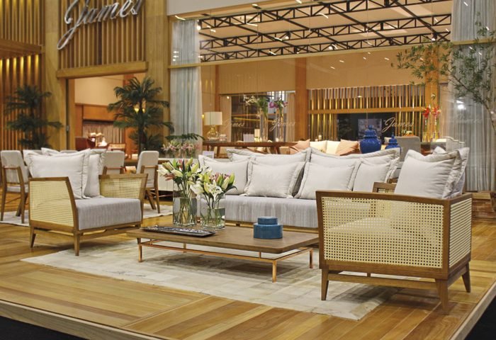 Estofado e poltrona Dinda, criação de Domingo Arquitetura e Design para a Móveis James